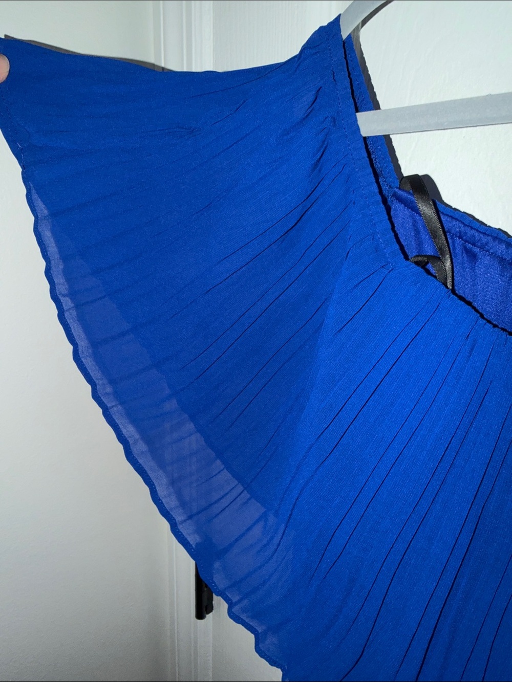Off-the-Shoulder Royal Blue Pleated Midi Dress - Picture 4 of 6